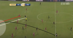 イスコ:スルーパス技術:右ウイングの裏抜けする動きに合わせる