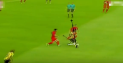 ウスマン・デンベレ：ドリブル技術：左足アウトと見せて右インサイドで股抜き