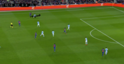 ネイマール：ドリブルの技術：反動ステップで軸足の横にボールを動かし加速して切り返し