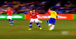 メデル:ディフェンスの技術:クロスステップを1つ入れ、寄せてスライディングで奪う