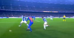 ネイマール：ドリブルの技術：シザーズから2人の間を突破。