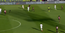 バネガ:ドリブルの技術:足元にボールを止め、2タッチ目で敵を外してワンツー。