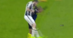 キエッリーニ：ディフェンスの技術：敵と接触しながらヘディングでクリア。