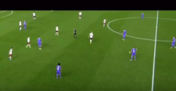 クロース:トラップの技術:右手を上げて右足を出しトラップと同時に右手を後ろへ下げる