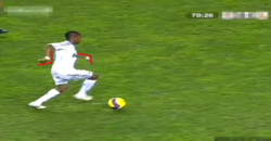 ロビーニョ：ドリブルの技術：手首を曲げて良い姿勢をキープしたままシザーズ