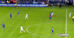 カンテ:ディフェンスの技術:左側から右側にあるボールをジャンプして奪う